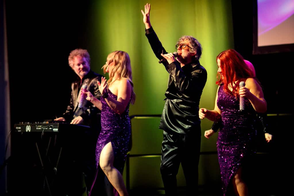 Tom N Rose & Dance Electric